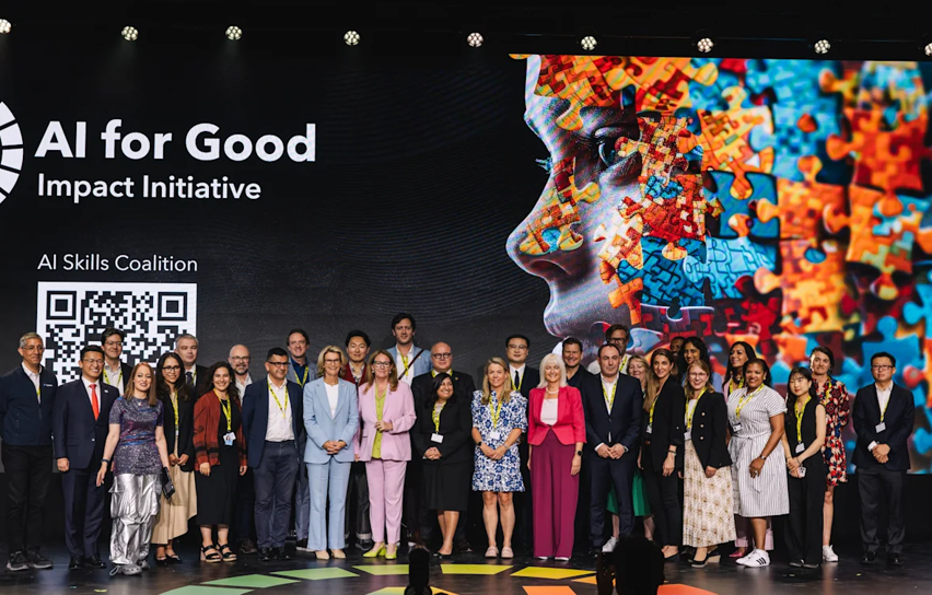AI for Good 공식 X 게시물의 AI Skills Coalition Summit Main Stage 사진. 무대 배경에 AI for Good Impact Initiative와 AI Skills Coalition 문구가 보이고 파트너들이 단체 사진을 촬영하고 있습니다.